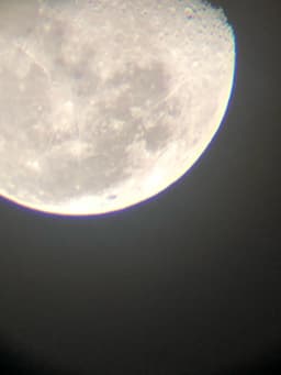 Fotografie reală a Lunii făcută prin luneta SVBONY cu telefonul