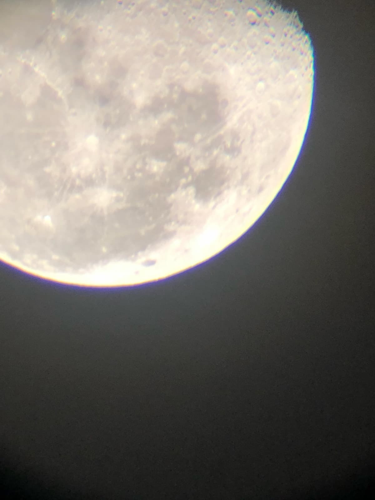 Fotografie reală a Lunii făcută prin luneta SVBONY cu telefonul